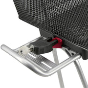 Zwarte KLICKfix Steekslot voor Racktime bagagedrager, bevestigingsmechanisme voor fietsaccessoires.