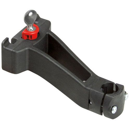 Zwart KLICKfix fietstas bevestiging op fietsframe, zichtbaar met montageclip en riem voor stabiele bevestiging.