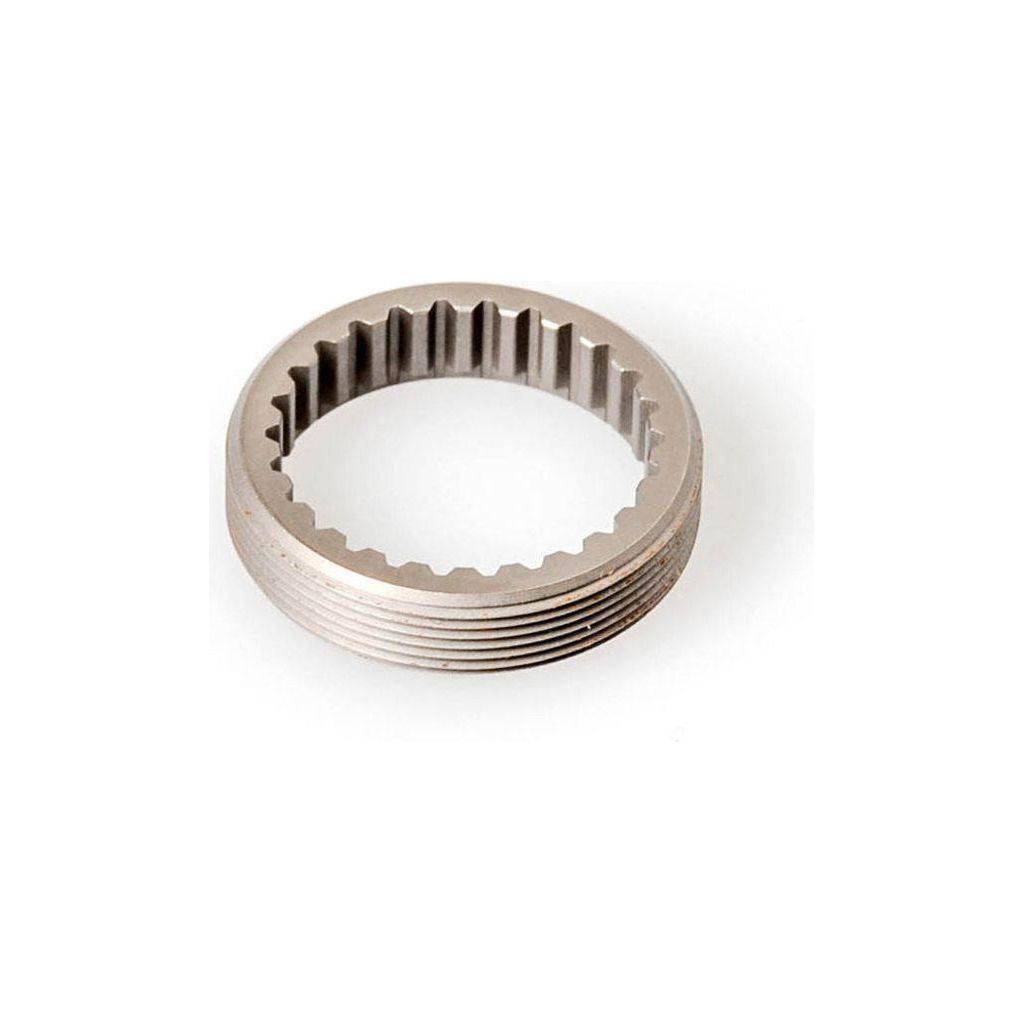 DT Swiss Naafd DT 240S ringmoer M34x1, close-up van de metalen ringmoer voor fietsnaaf, zwart en robuust.