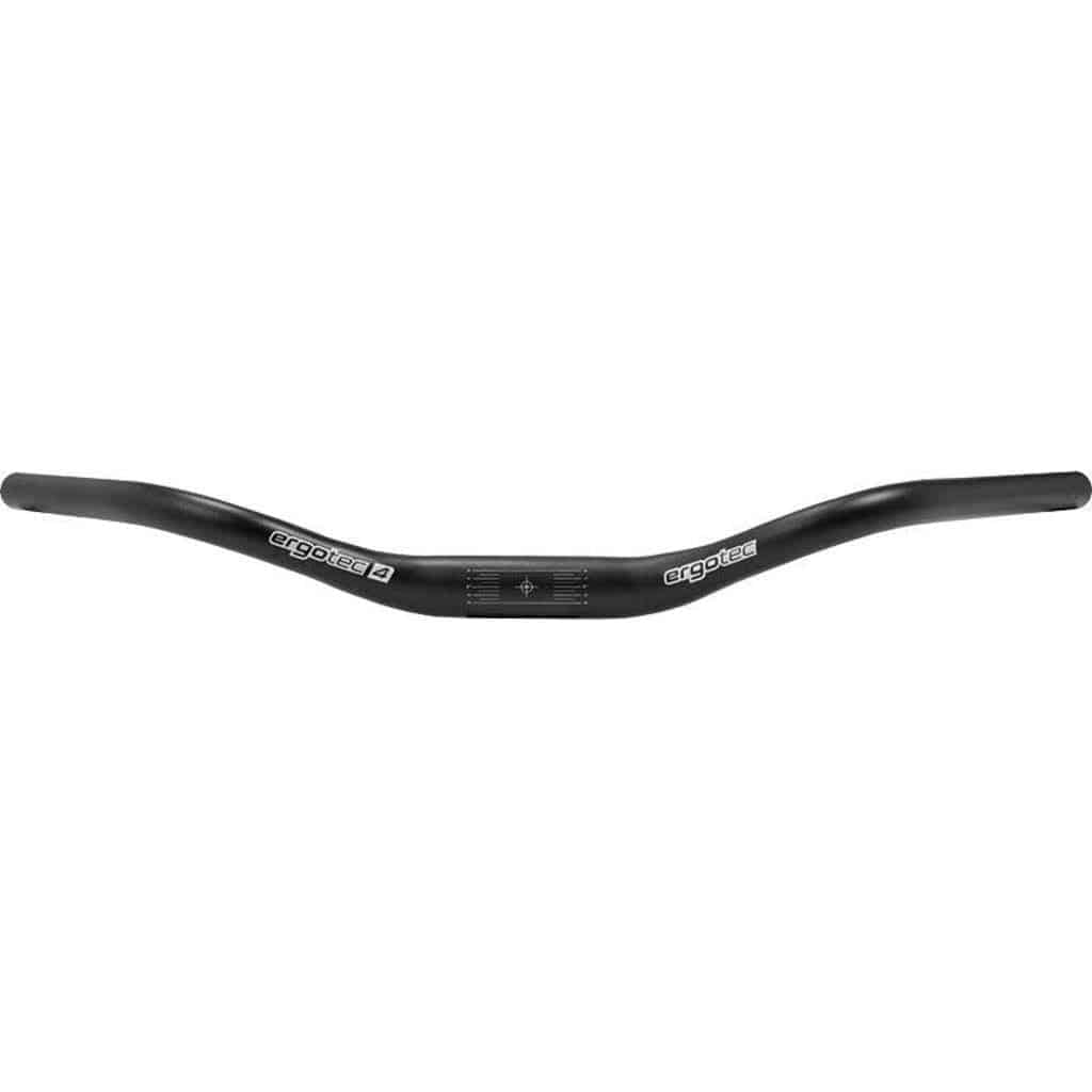 Zwart Ergotec MTB stuur Stuttgarter 31,8 mm x 610 mm met 46 mm verhoging, zichtbaar op de afbeelding.