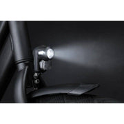 Zwarte Axa Nox City auto-off koplamp met 4 Lux, zichtbaar op de fiets, met duidelijke lens en bevestigingsbeugel.
