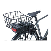 Zwarte Basil Cento Alu WSL fietsmand met 22 liter capaciteit, geschikt voor fietsaccessoires en boodschappen.