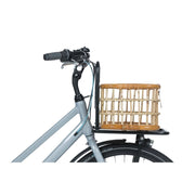 Groene Basil Life rotan fietsmand met handvat en ecologische rotan afwerking, geschikt voor fietsaccessoires en boodschappen.