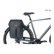 Basil Miles waterdichte dubbele fietstas van 34 liter, zwart, met reflecterende details en bevestigingsriemen voor fiets.