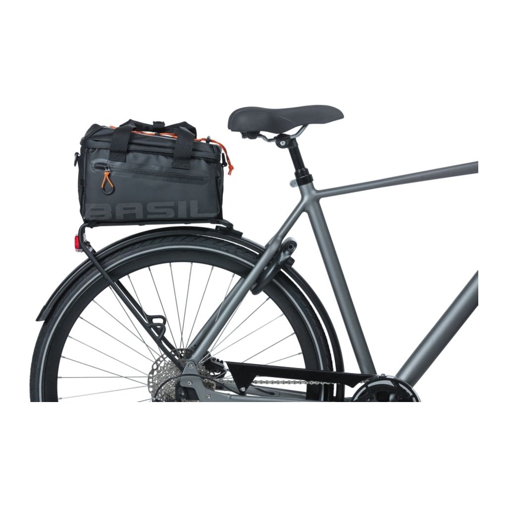 Basil Bagagedragertas Miles Tarpaulin 7 Liter 32 X 20 X 20 Cm - Zwart/Oranje - Le Coq Wielerartikelen