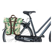 Basil Ever-Green fietsrugzak 40% gerecycled PET, waterafstotend met hook-on systeem, zwarte rugzak met reflectie details