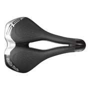 Zwart Selle Italia Max S5 Superflow racefiets- en MTB-zadel met ergonomische vorm en superflow opening, geschikt voor hoge prestaties.