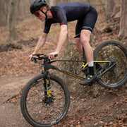 Zwarte SP Connect fiets telefoonhouder voor stuurmontage, geschikt voor MTB en andere fietsen, stevig en eenvoudig te bevestigen.