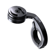 Zwarte SP Connect fiets telefoonhouder voor stuurmontage, geschikt voor mountainbikes, bevestigt veilig je smartphone tijdens het fietsen.