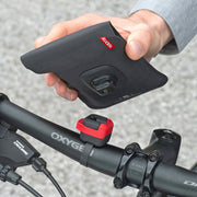 Zwart KLICKfix Phonebag Light M met quad mini adapter voor telefoons, stevig en compact telefoonhoesje voor fietsaccessoires.