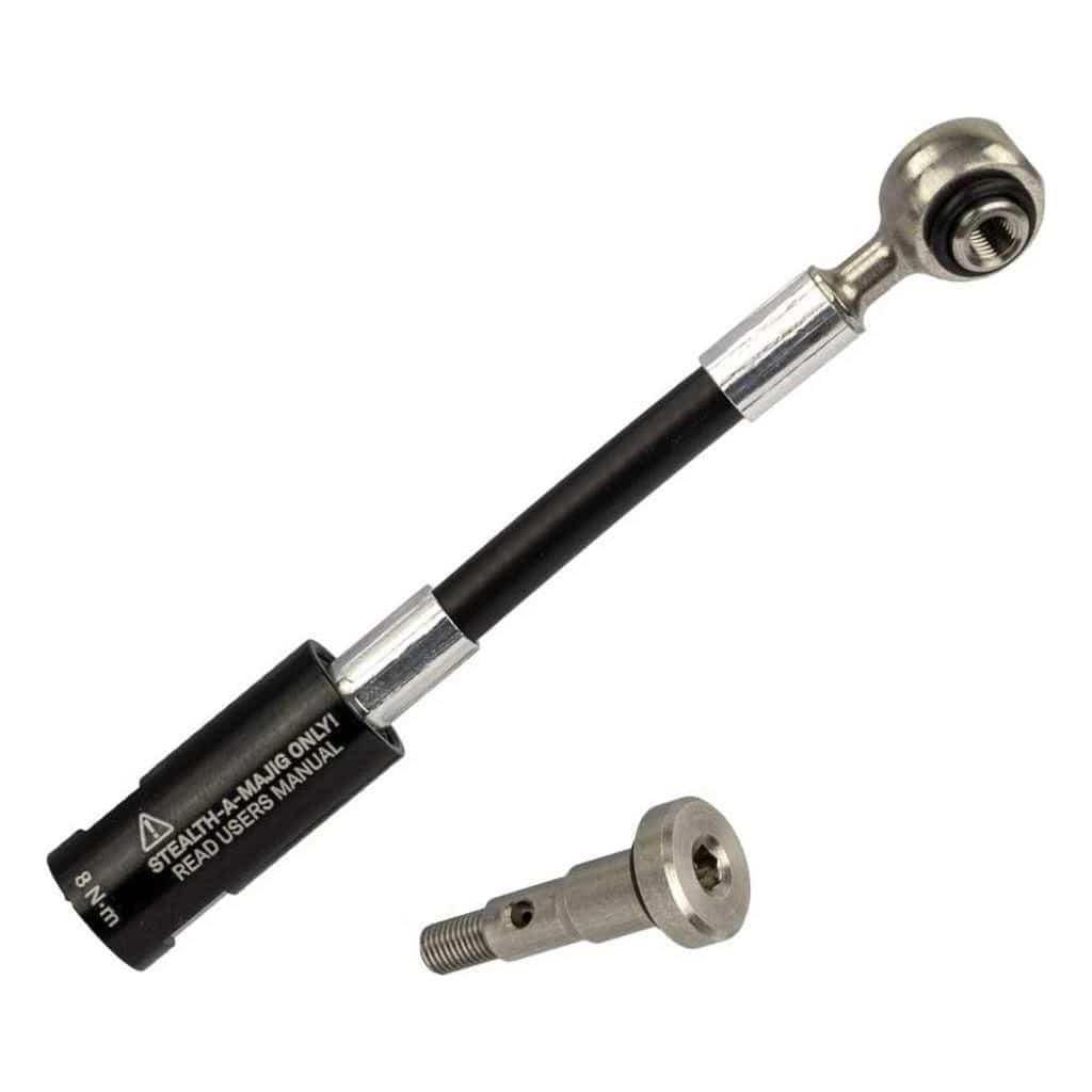 Zwarte Sram Rival AXS remd met aansluitkit en leiding voor e-bike, close-up van de remmechanisme en kabelverbinding.