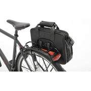 Zwarte New Looxs Cali 17 liter leren fietstas voor schoudergebruik, zichtbaar met stevige verstelbare riem op een witte achtergrond.