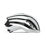 Fietshjelm MET Trenta Mips voor racefietsers, lichtgewicht helm met ventilatiegaten en verstelbare straps, zichtbaar op model.