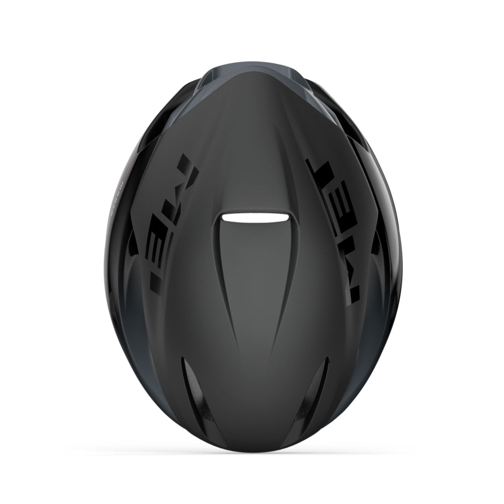 MET racefietshelm Manta Mips met aerodynamisch ontwerp en verstelbare riem op een fietshelm voor wielrennen.
