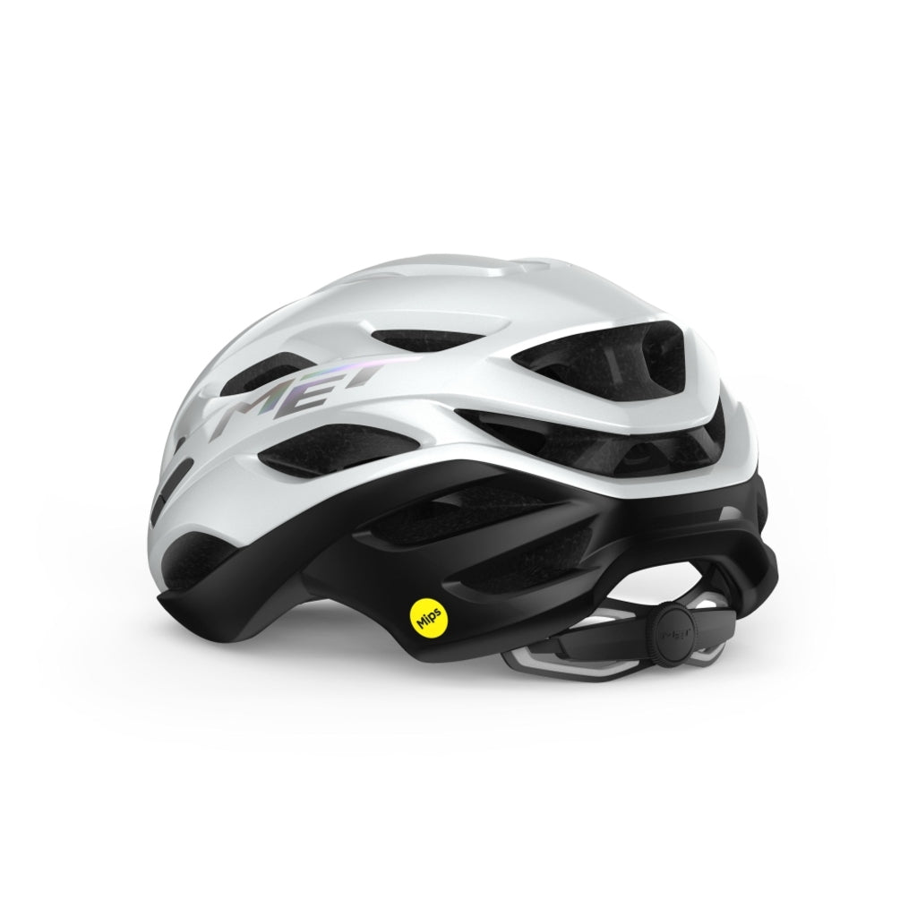 Met Fietshelm Estro Mips van MET, racefietshelm met aerodynamisch ontwerp en veiligheidsvoorzieningen, gedragen door een fietser.