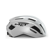 Racefiets helm MET Vinci Mips met verstelbare riem en ventilatieopeningen, zwart met witte details, gedragen door een sportieve fietser