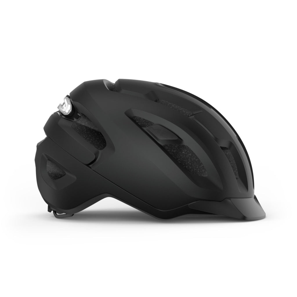 MET Urbex Mips e-bike helm met ventilatieopeningen en verstelbare riem, ontworpen voor veilig fietsen.
