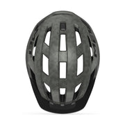 Met MTB helm Allroad Mips van MET, getoonde fietshelm met verstelbare riem en ventilatiegaten voor veilig mountainbiken.