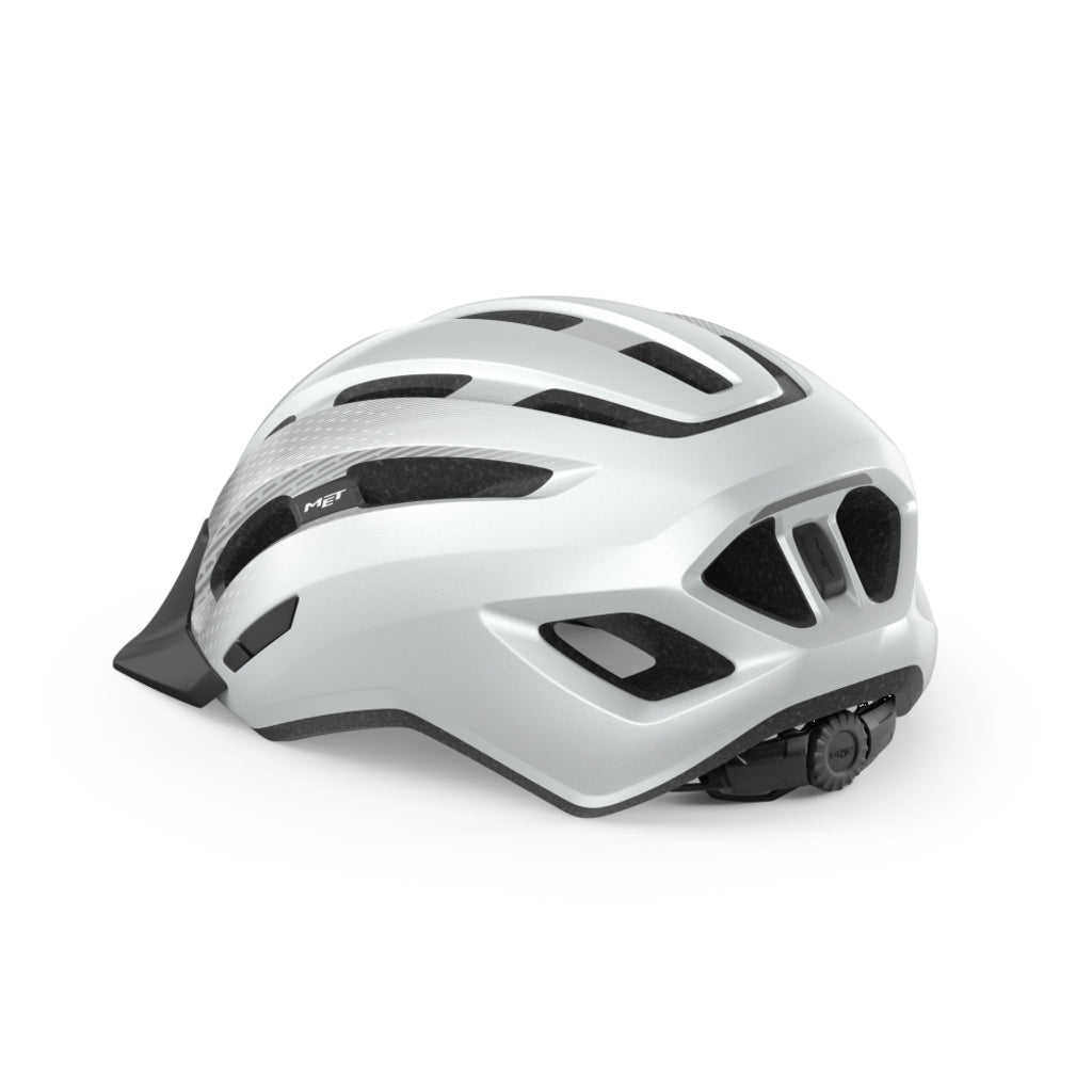 MET Downtown MTB-helm met ventilatiegaten en verstelbare riem voor comfort en bescherming tijdens mountainbiken.