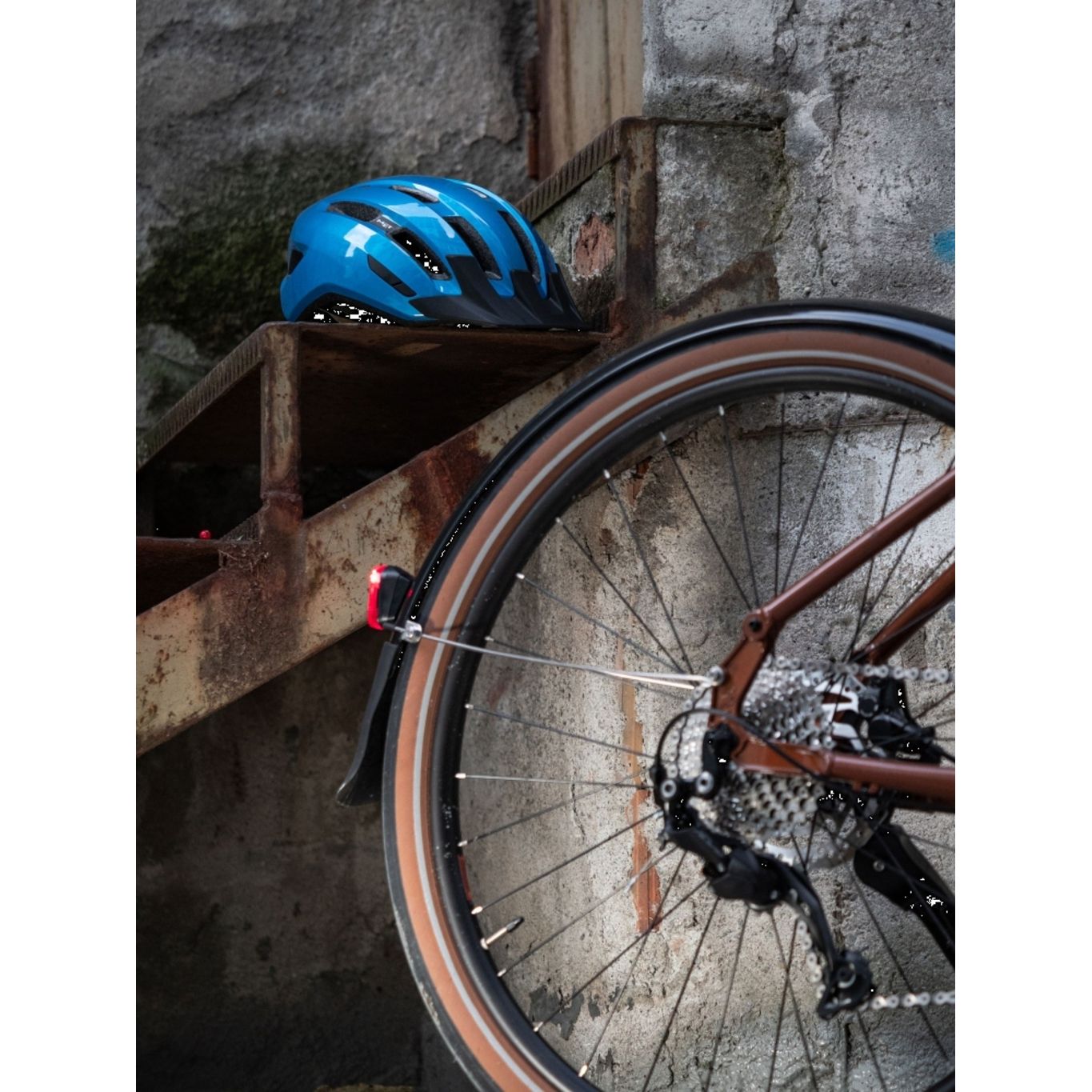 MET MTB fietshelm Downtown met verstelbare pasvorm en ventilerende ontwerp, geschikt voor mountainbiken.