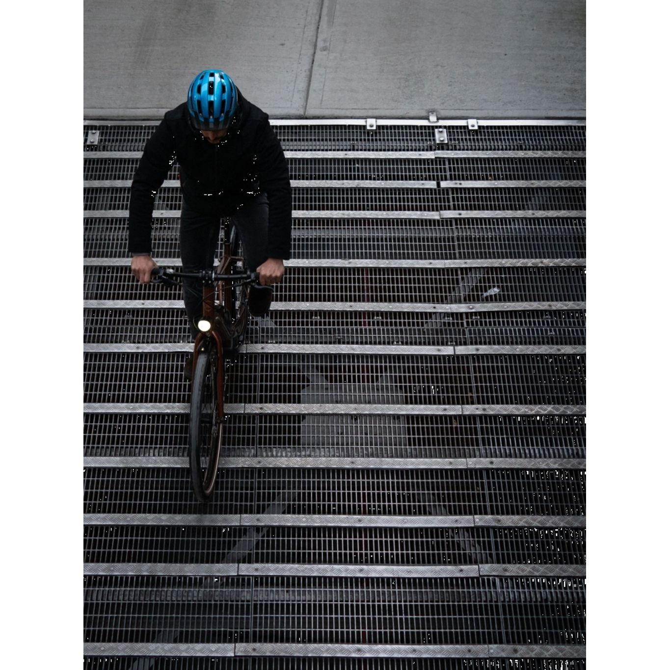 Met MTB helm Downtown van MET met verstelbare riem en ventilatiegaten voor comfortabel fietsen.