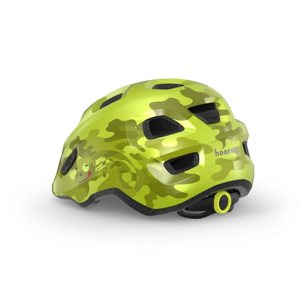 Kleurrijke MET kinderfietshelm met ventilatiegaten en verstelbare strap, ontworpen voor veilig en comfortabel fietsen voor kinderen.