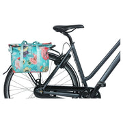 Basil Bloom Field MIK waterdichte fietstas voor enkel, 11 liter, met kleurrijk bloemenpatroon en stevige riemen.