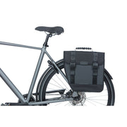 Zwarte Basil fietstas voor links, waterdicht en 14 liter, geschikt voor toerfietsen, enkelmodel met reflectie.