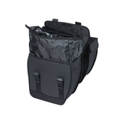 Zwarte Basil Tour Waterproof XL dubbele fietstas met reflecterende details en bevestigingsriemen, geschikt voor bagage en boodschappen