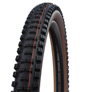 Zwarte en bruine Schwalbe Big Betty Super Gravity MTB vouwband 29x2.40 inch met profiel, op een fiets gemonteerd.