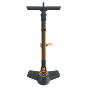 Zwarte SKS Airkompressor Compact 10.0 vloerpomp met staalconstructie en manometer, zichtbaar met drukmeter en stevige handgreep.