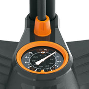 Zwarte SKS Airkompressor Compact 10.0 vloerpomp met staalconstructie en manometer voor nauwkeurige drukmeting
