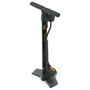 Zwarte SKS Airmotion 12.0 vloerpomp met manometer en handvat, geschikt voor banden en inflatietaken.