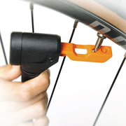 Zwarte SKS Airmotion 12.0 vloerpomp met manometer voor het oppompen van banden en ballen.