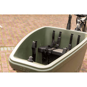 Steco Mini Mee Maxi-Cosi adapter voor bagagedrager bakfiets met verend mat zwart, geschikt voor Maxi-Cosi autostoeltjes.