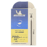 Michelin 28 inch binnenband Aircomp A2, 28x1-1/4 inch, met ventiel voor fiets of mountainbike, heldere details en etiketten zichtbaar.