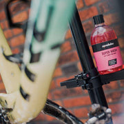 Airolube Super Wash plant-based fietsshampoo in een plastic fles, biologisch afbreekbaar en geschikt voor schoonmaak van fietsen.