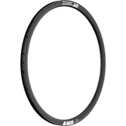 Zwarte 28-inch DT Swiss E550 DB aluminium velg met 26mm breedte en 28/14 spaken, geschikt voor disc remmen.