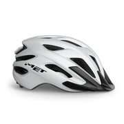 MET Crossover MTB- en urbanfietshelm met MIPS, zichtbare ventilatiegaten en verstelbare riem in een actiebeeld