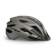 Sportieve MET MTB helm met crossover ontwerp, geschikt voor urban en mountainbiken, zichtbaar op de afbeelding.