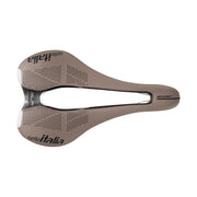 Selle Italia SLR Boost Gravel Superflow racefiets en MTB zadel met titanium 316 rails en ergonomisch ontwerp op de foto.