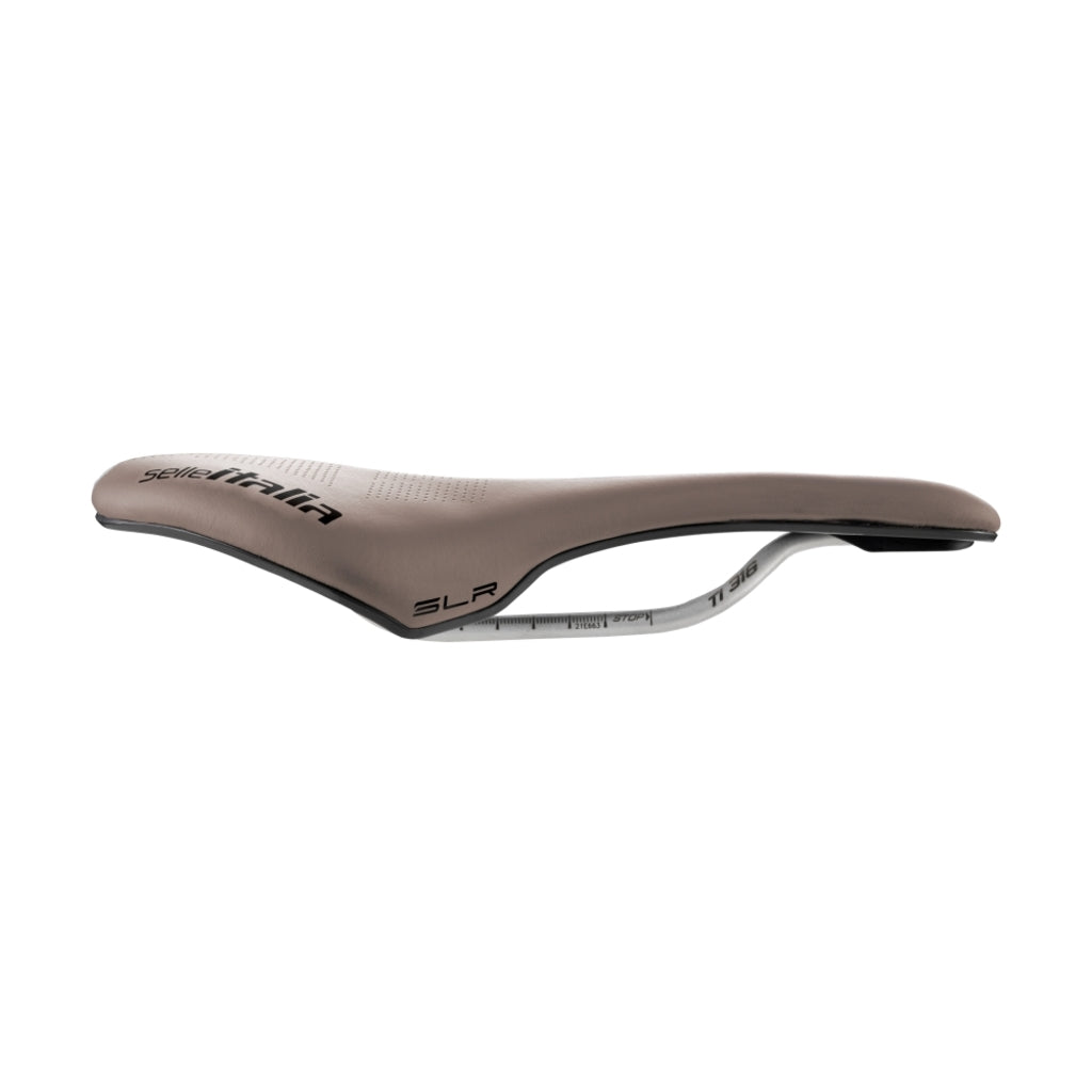 Selle Italia SLR Boost Gravel Superflow racefiets en MTB zadel met TI 316 rails, lichtgewicht en ergonomisch ontworpen.