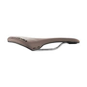 Selle Italia SLR Boost Gravel Superflow racefiets en MTB zadel met TI 316 rails, lichtgewicht en ergonomisch ontworpen.