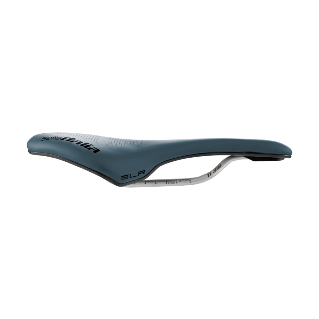 Selle Italia SLR Boost Gravel Superflow zadel met titanium rails voor racefiets en MTB, lichtgewicht en ergonomisch ontwerp.