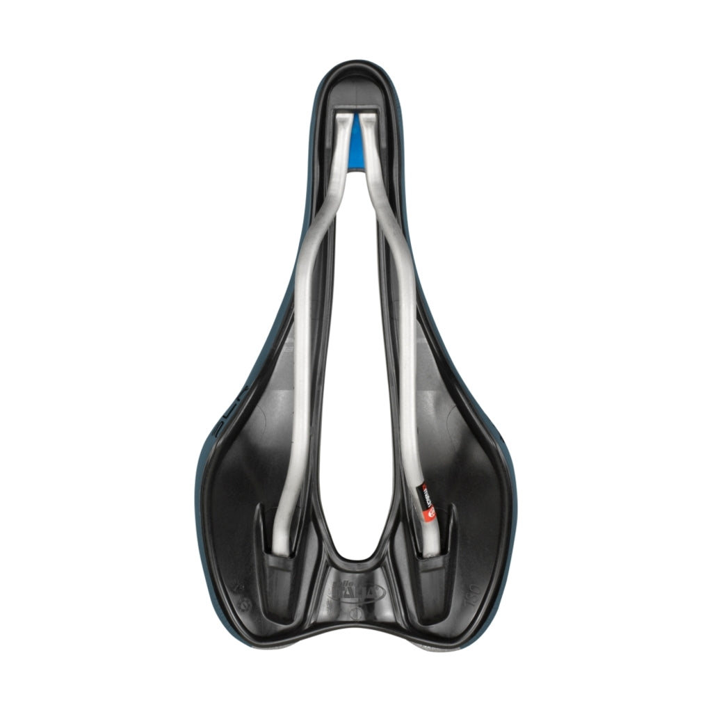 Selle Italia SLR Boost Gravel Superflow racefiets en MTB zadel met TI 316 rails en ergonomisch ontwerp op een witte achtergrond