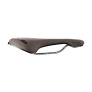 Selle Italia Flite Boost Gravel Superflow zadel met Fibra-Tek bekleding en titanium rails op een racefiets of MTB.