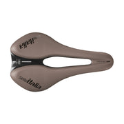 Selle Italia Novus Boost Evo Superflow racefiets en MTB zadel, zwart met ergonomisch ontwerp en ademend zadeloppervlak.
