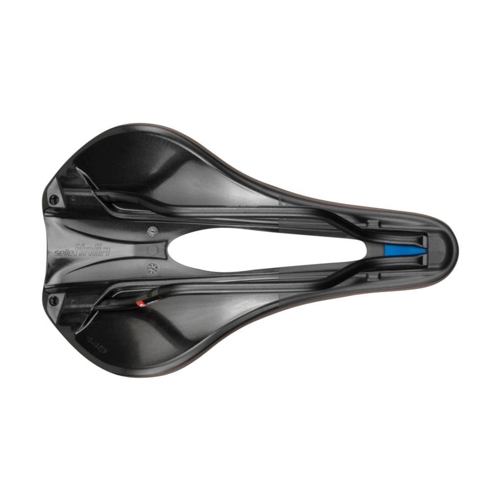 Selle Italia Novus Boost Evo Superflow racefiets en MTB zadel met zwarte bekleding en ergonomisch ontwerp, zichtbaar op de afbeelding.
