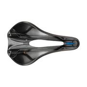 Selle Italia Novus Boost Evo Superflow racefiets en MTB zadel met zwarte bekleding en ergonomisch ontwerp, zichtbaar op de afbeelding.