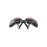 Zadel van Selle Italia Novus Boost Evo Superflow voor racefietsen en MTB's, zwart met comfortabele zitvlak.